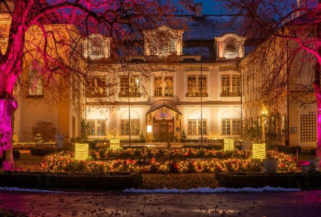 Speciální prohlídky na zámku Loučeň pod názvem Příběh vánočního stromečku budou ukončeny o půlnoci ze čtvrtka na pátek tento týden  & Zámecký park včetně Labyrintária zůstane přístupný 