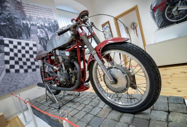 Výstava motocyklů v Museu Czech Road Racing