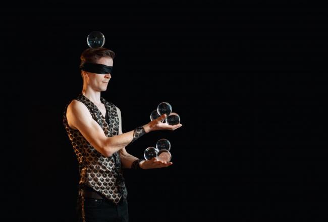 Crystal Ball Show - Kris Juggling