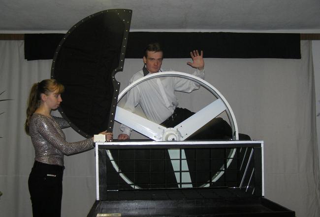 Nebezpečný průchod obřím ventilátorem