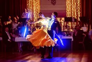 Světelná waltz show