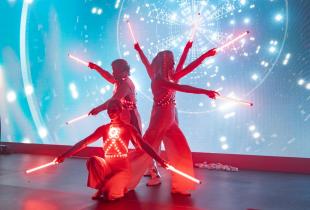 Elegantní světelná show s projekcemi